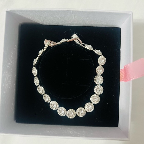 ❤️ Beautiful Swarovski’s Angelic Bracelet. - Picture 3 of 3